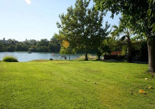 Foto del edificio - 1025 Lakeside Drive