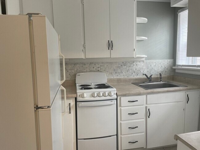 Building Photo - 318 W 21st St