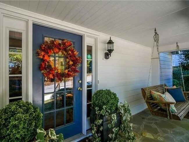 Building Photo - 3 Bedroom Bungalow in Brookhaven!