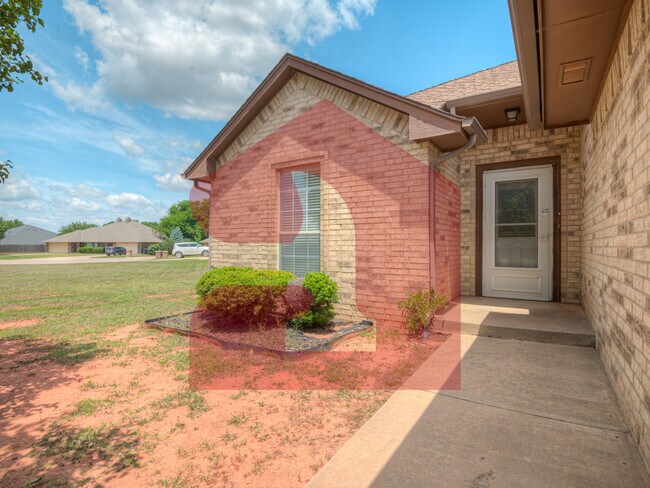 Building Photo - 2709 Silvertree Dr