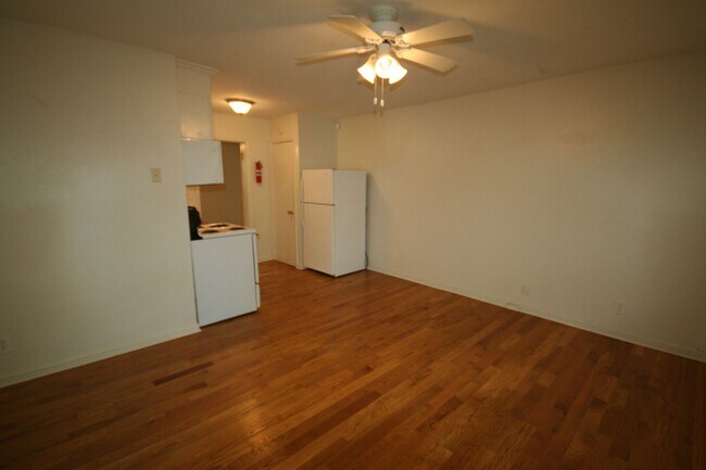 Building Photo - Second Floor Renovated Apartment - Walk to Duke, Downtown or Durham Co-op!