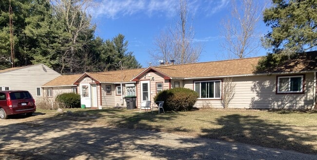 showing adjacent unit, owned and occupied by owner - 1589 N Saginaw St