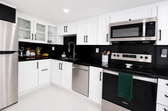 Building Photo - 300 Bayview Dr