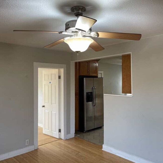 Foto del edificio - 3 Bed & 1 Bath House in Englewood / Available soon!