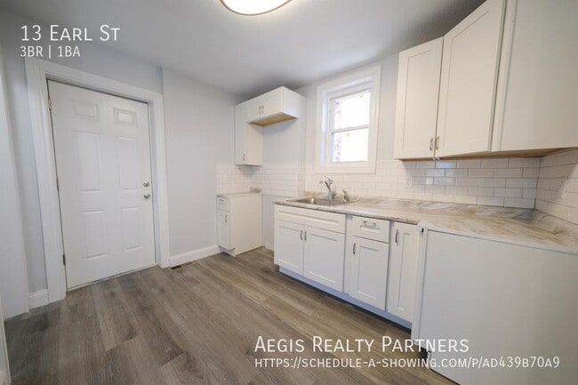Building Photo - COMPLETELY RENOVATED HOUSE (3 BED 1 BATH)