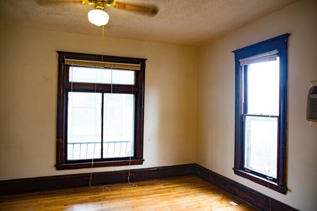 Building Photo - Only $2,500!! Huge 6 Bedroom SFH in Como A...