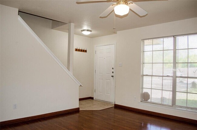 Building Photo - 505 Shant St