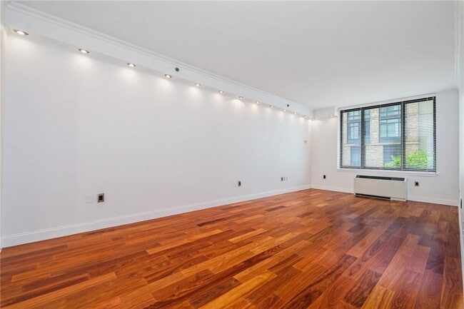 Building Photo - 10 City Pl