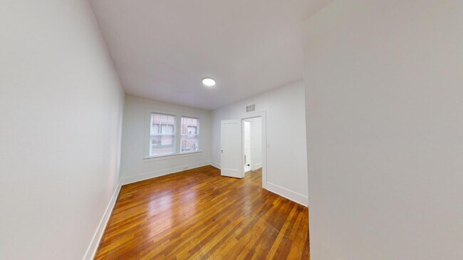 Foto del edificio - 2331-2335 Riverside Ave - 2331-1(C)