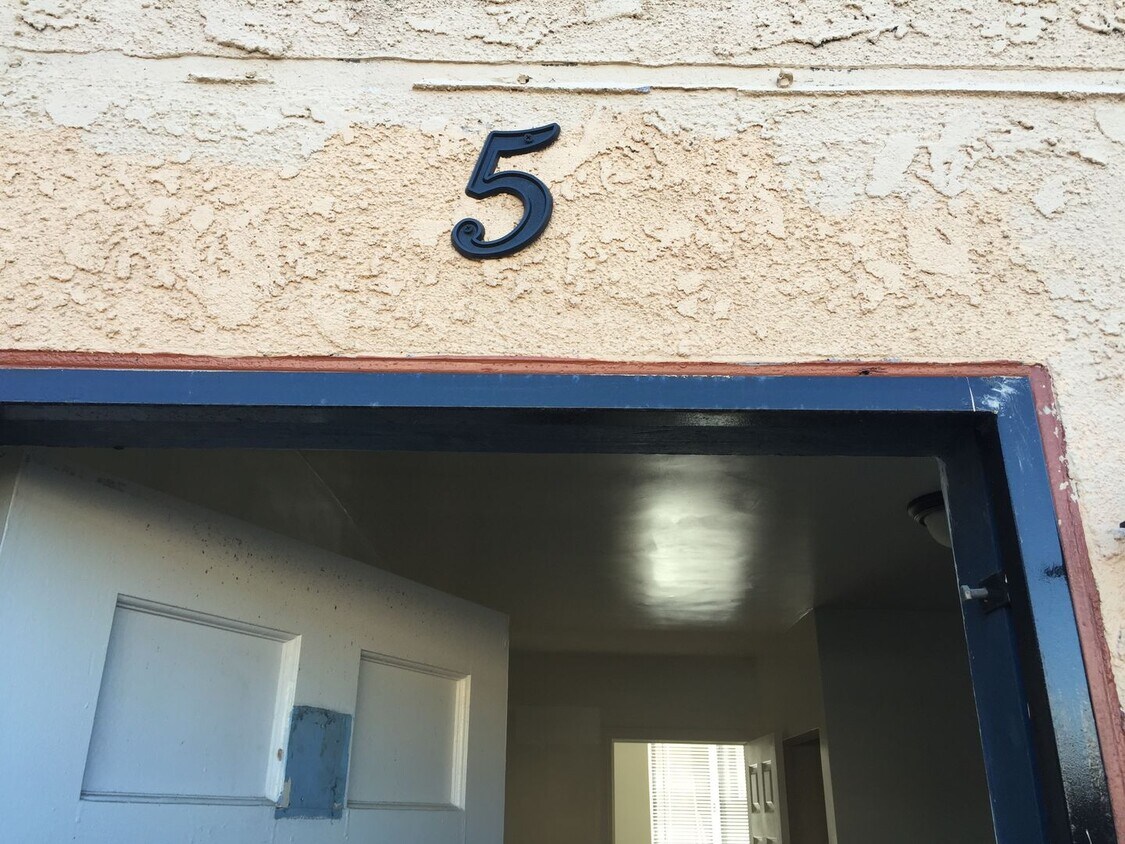 Foto principal - 7404 S Western Ave
