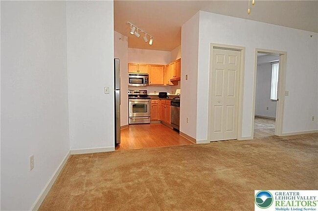 Foto del edificio - 2121 Hokendauqua Ave