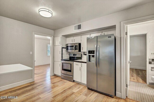 Building Photo - 721 E Vista Del Cerro Dr