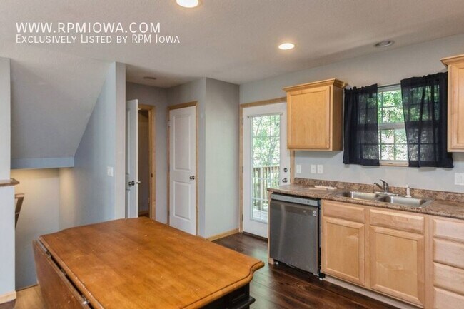Building Photo - GREAT LOCATION!! 2 Bedroom, 2.5 Bathroom T...