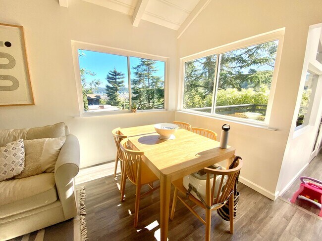 Building Photo - Gorgeous 3bd/1bth Home with Views