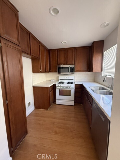 Building Photo - 2800 Plaza del Amo