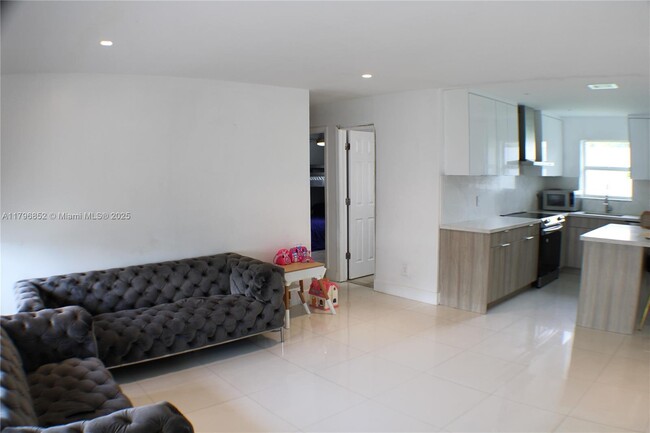 Foto del edificio - 2050 N 57th Terrace