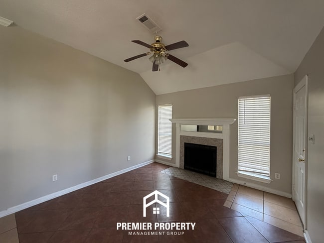 Building Photo - 2815 Juanita Cir W