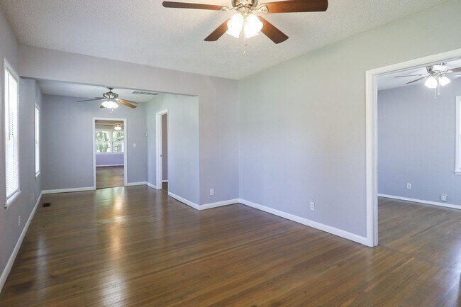 Foto del edificio - Stunning 3 Bed 2 Bath In Quiet Neighborhood