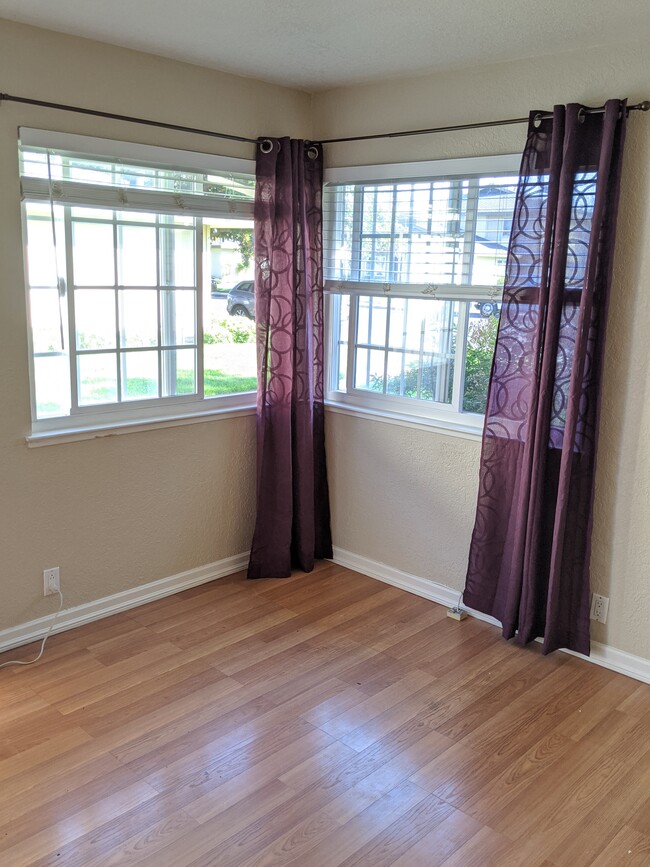Sunny windows - 34740 Skylark Dr