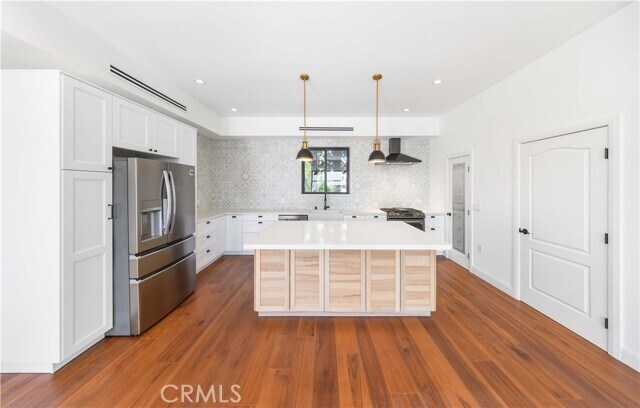 Foto del edificio - 7503 Hesperia Ave