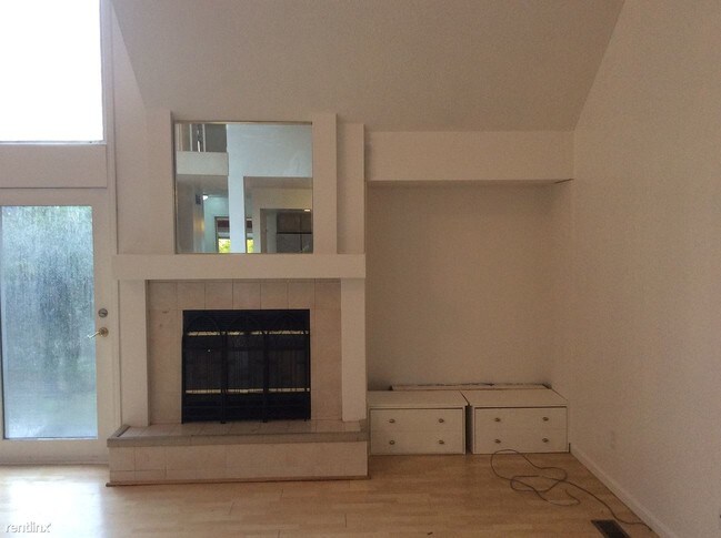 Foto del edificio - 10 br, 1.5 bath  - 4002 Norfolk Ct