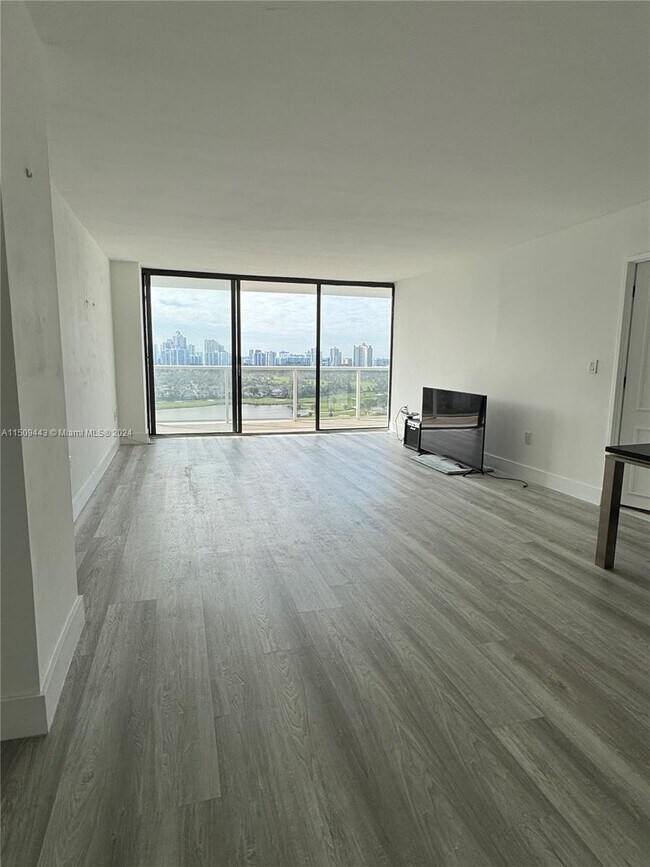 Foto del edificio - 3701 N Country Club Dr