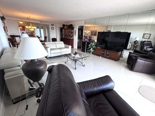 Foto del edificio - 328 N Ocean Blvd