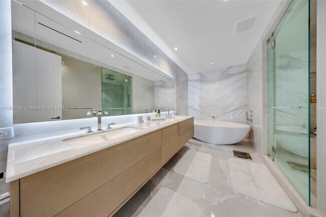 Foto del edificio - 18501 Collins Ave