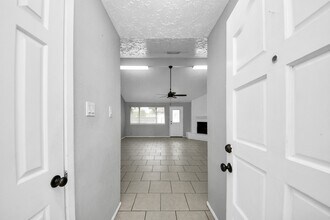 Building Photo - 7351 Sonnet Glen Ln