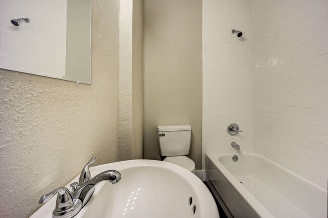 Building Photo - Freshly Updated 3 Bedroom Home