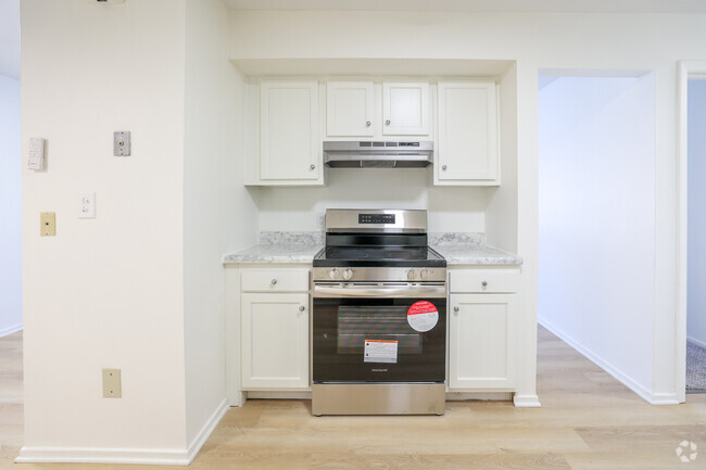 2BR, 1BA - 1030SF - Kitchen - Sherwood Village