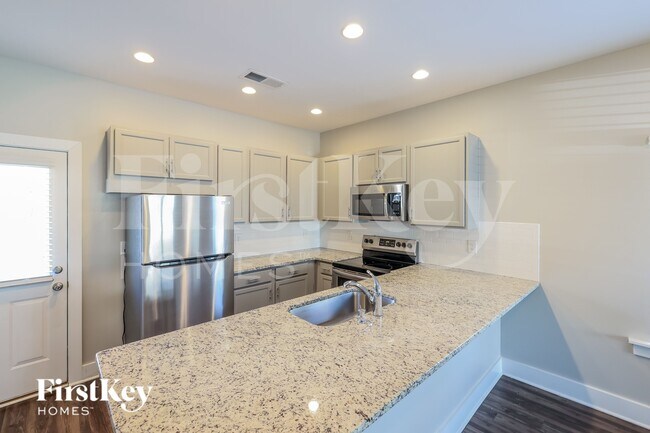 Building Photo - 2762 Village Pl