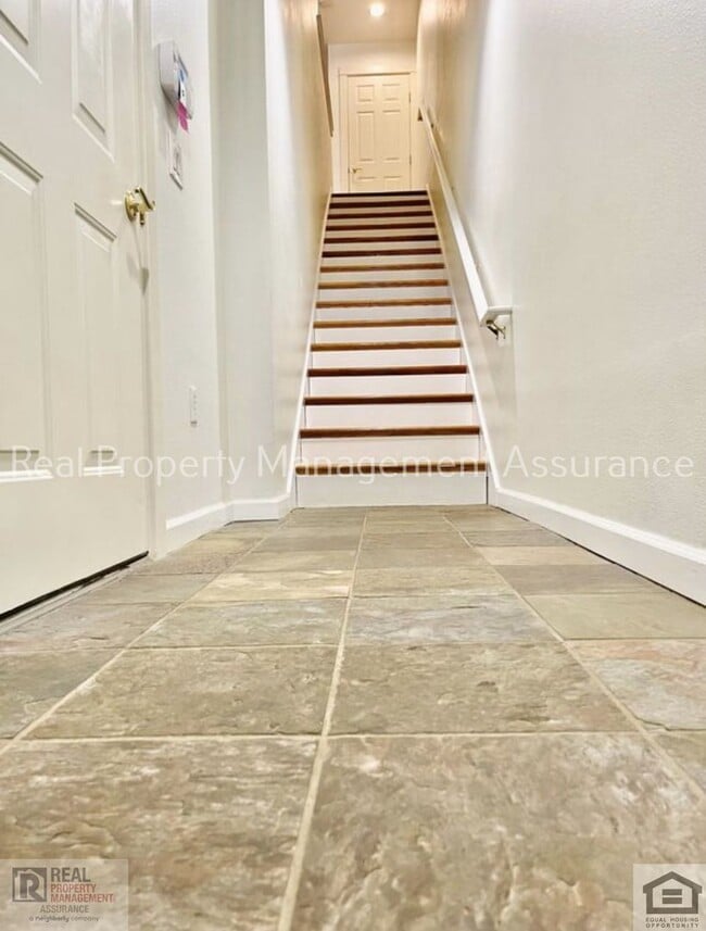 Building Photo - Charming 3BR/2BA End Unit Townhome-Now Available!!