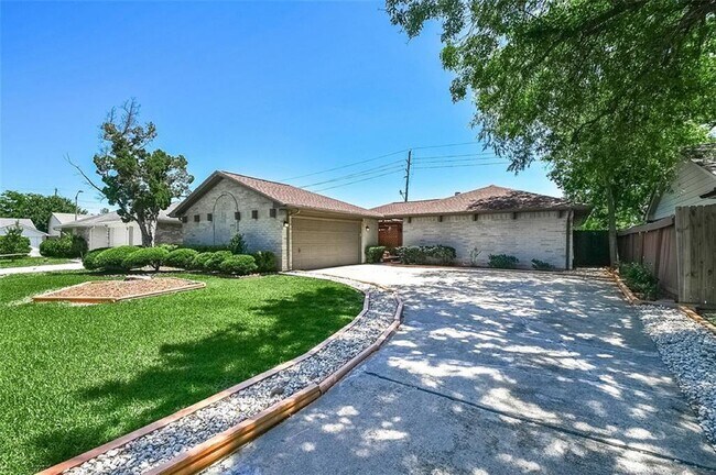 Foto del edificio - 3207 Honey Creek Dr