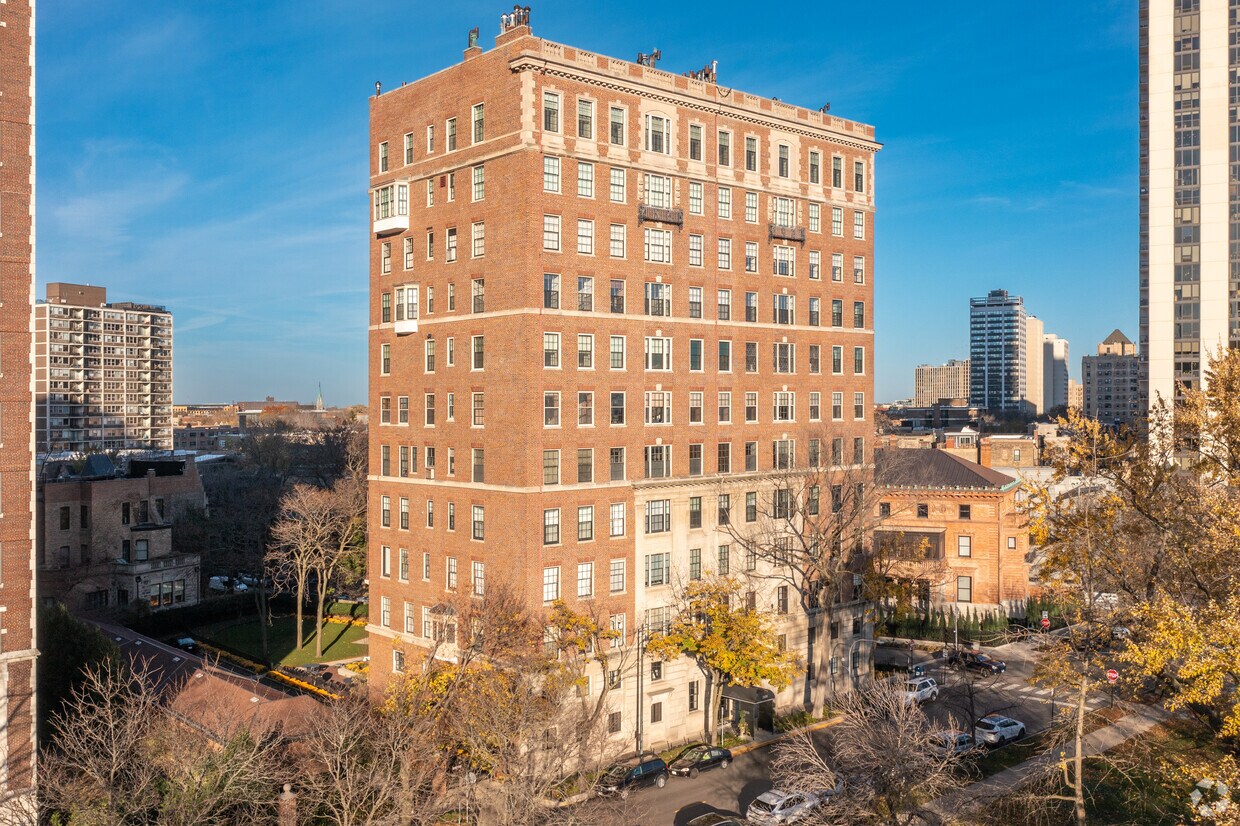 Primary Photo - 2450 N Lakeview Ave