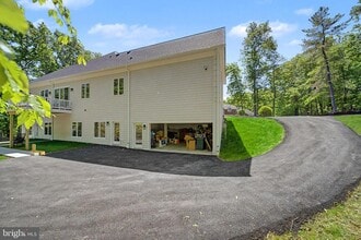 Building Photo - 10205 Sorrel Ave