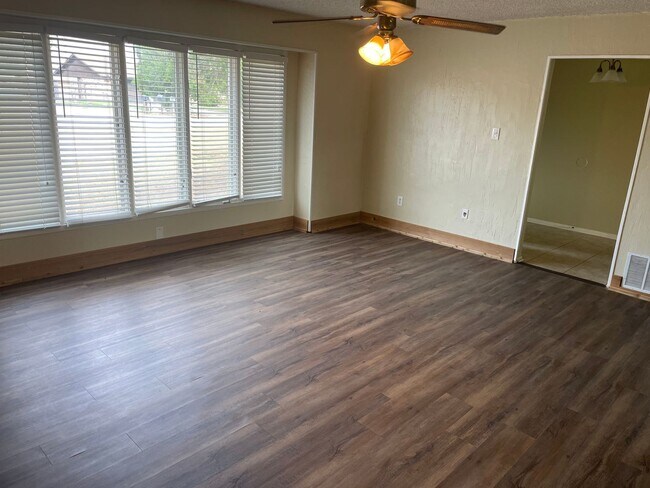 Building Photo - BACK ON THE MARKET!!!  Large Ranch Style R...