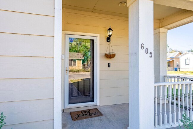 Building Photo - Downtown Home within Minutes from the Riverwalk & Alamodome ~ Large Corner Lot!