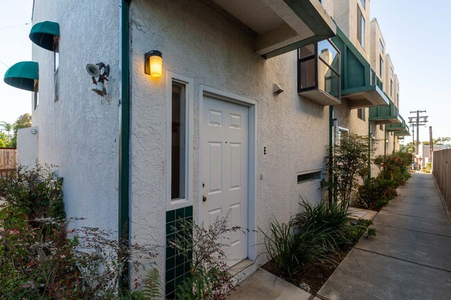 Building Photo - 2 bedroom 2 bath Townhome in Bay Park!