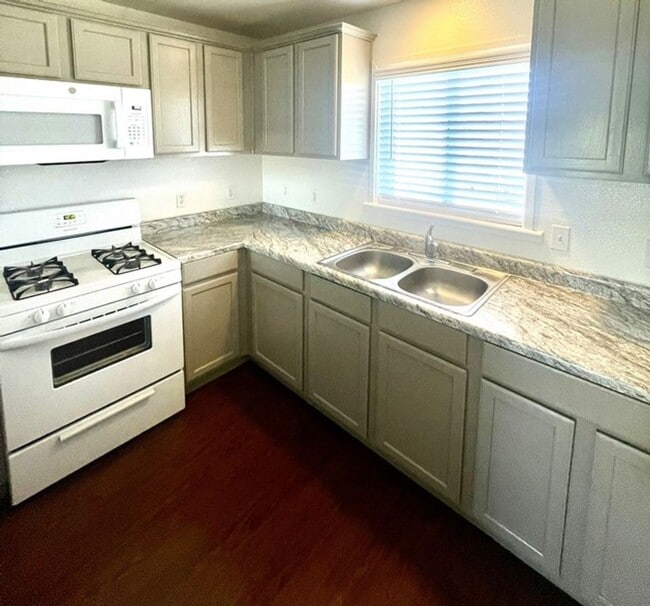 Building Photo - Renovated Upstairs 2 Bedroom with low move...