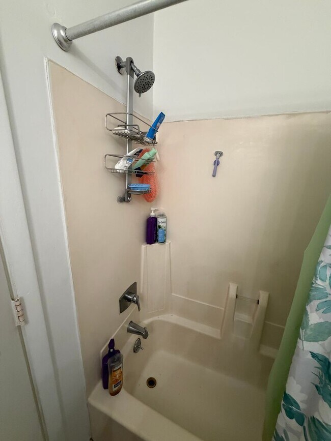 Building Photo - Modern Claytor Square Condo | Prime Blacksburg Location