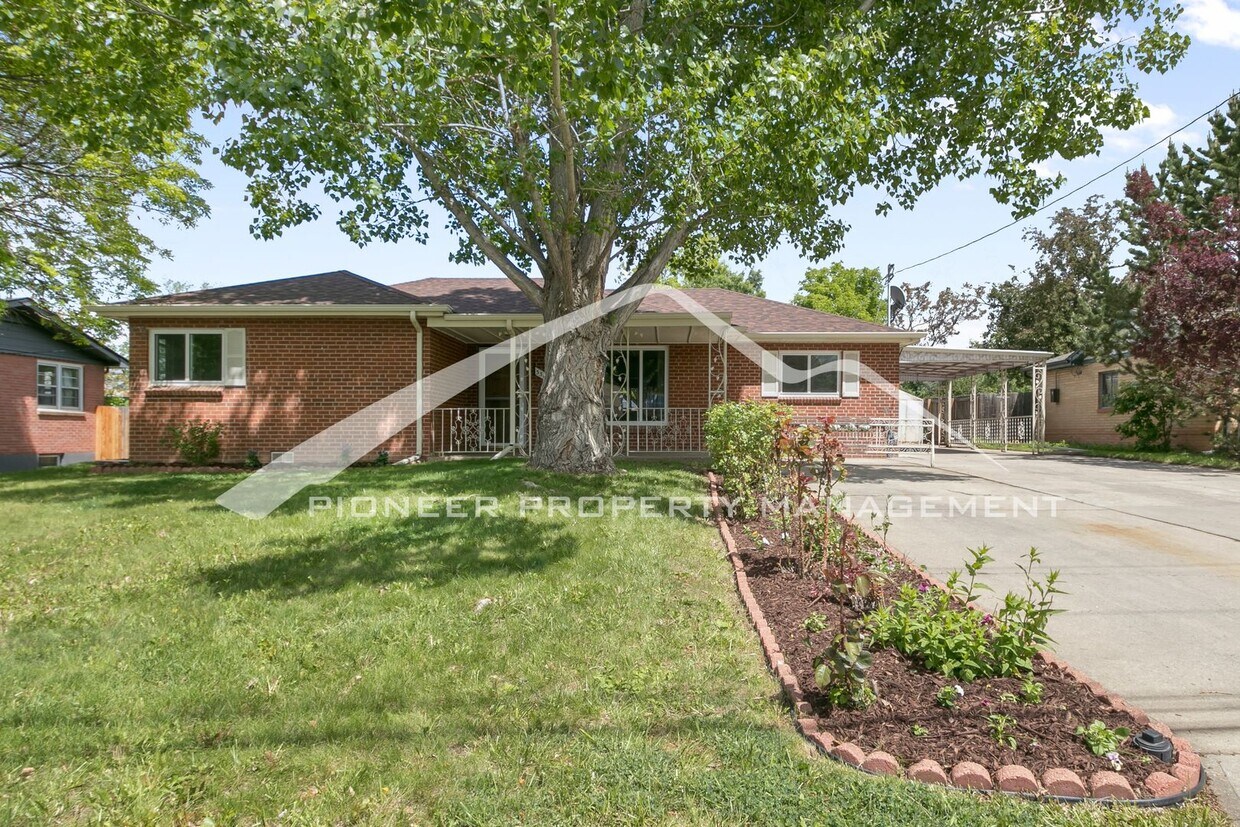 Foto principal - Charming Home with Washer/Dryer and Fenced...