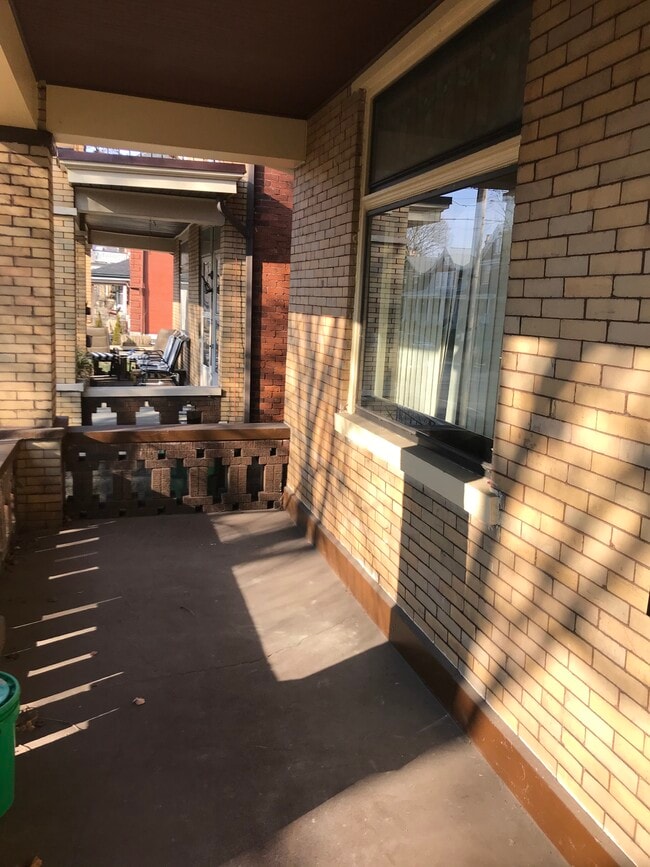 Building Photo - 605 Maple Ave