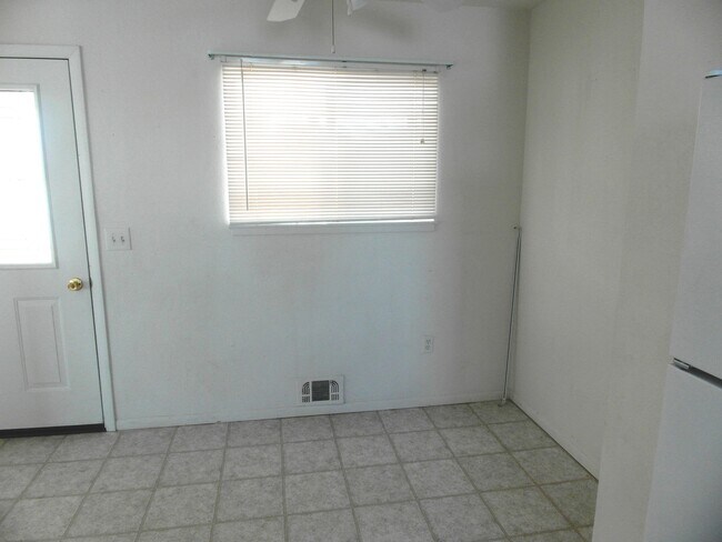 Foto del edificio - 3 Bedroom, 1.5 Bath, Townhouse in Oscoda v...