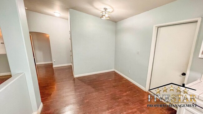 Building Photo - 1421 Lucerne Dr