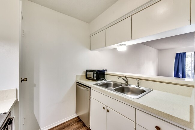 Foto del edificio - Updated Oak Lawn Condominium - Must See!!!