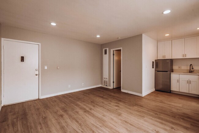 Building Photo - 928 4th St