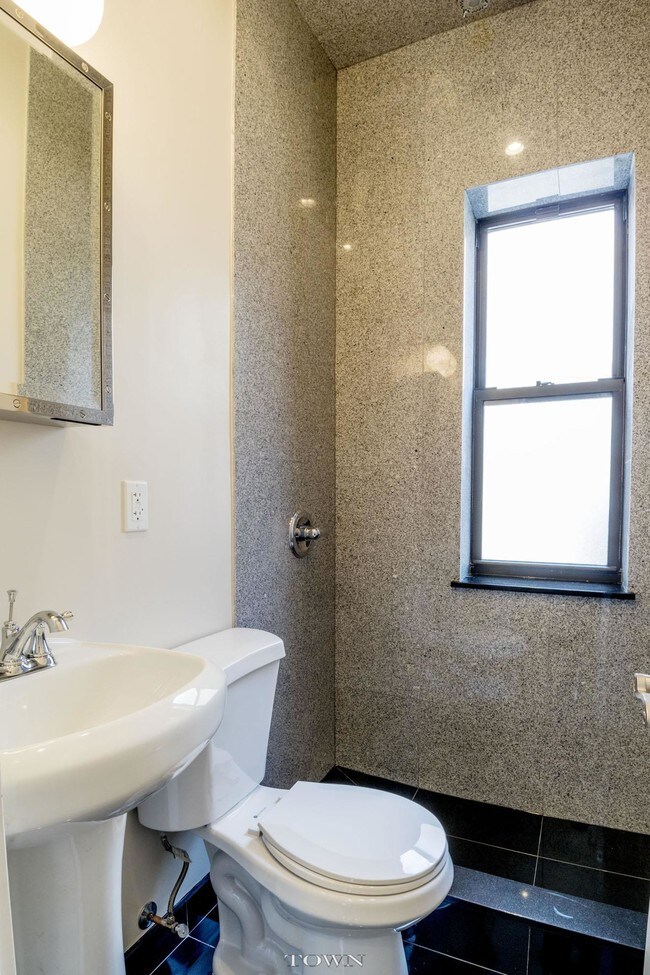 Building Photo - 264 W 25th St