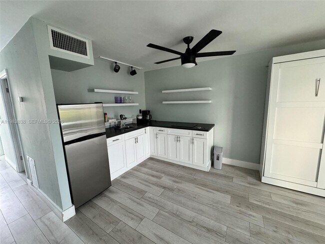 Building Photo - 1615 West Ave