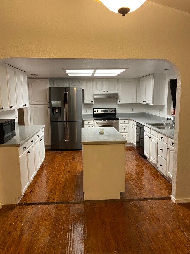 Building Photo - 1220 W Sea Crest Dr